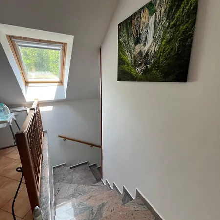 And Tajcr Nastanitev v družini *