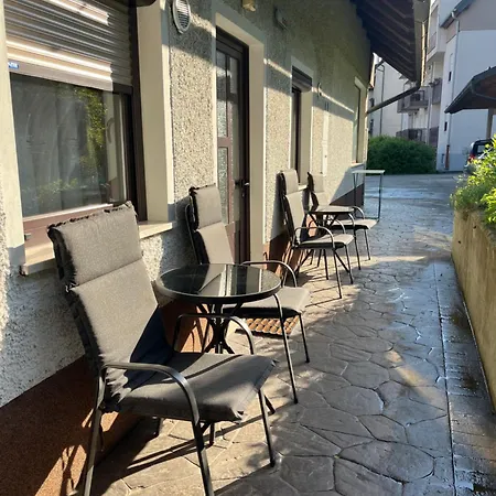 Nastanitev v družini And Tajcr